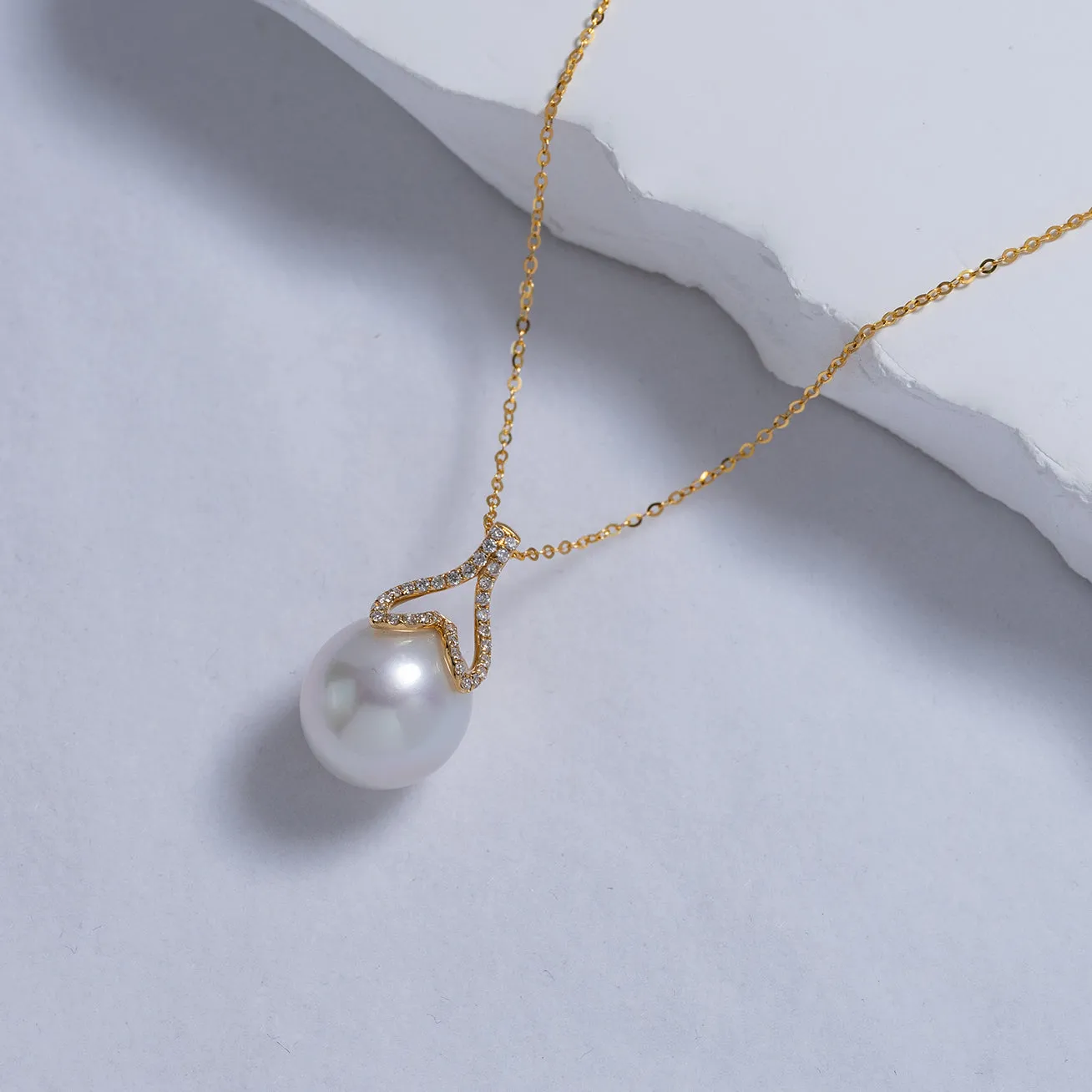 18K Solid Gold Diamond Saltwater Pearl Necklace KN00134