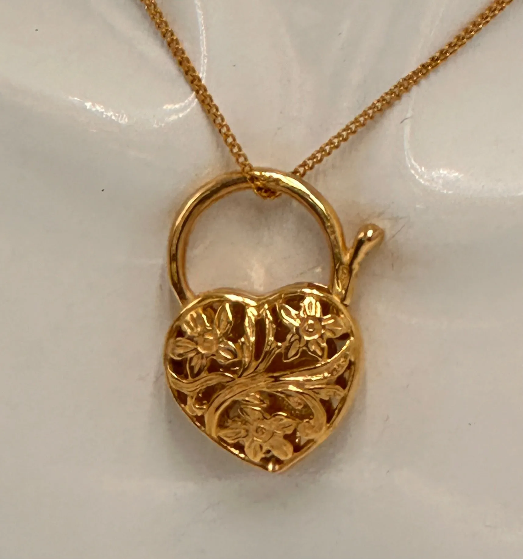 "Unlock Love This Valentine's": Timeless 9ct Yellow Gold Padlock Pendant