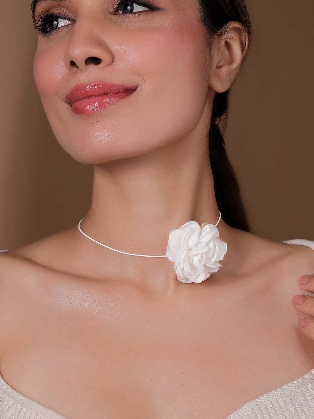 Rubans White Colored Floral Pendant Choker