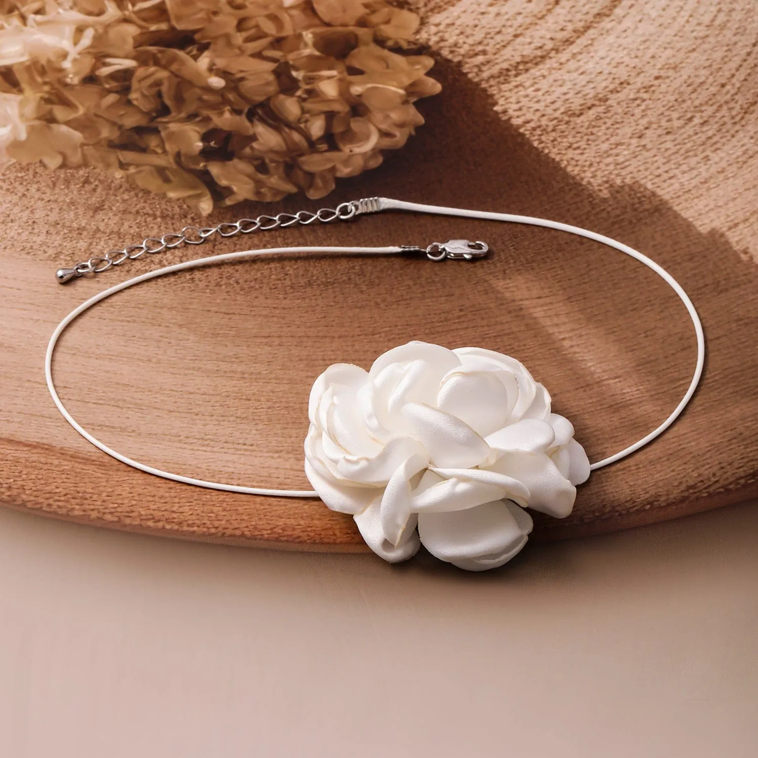 Rubans White Colored Floral Pendant Choker