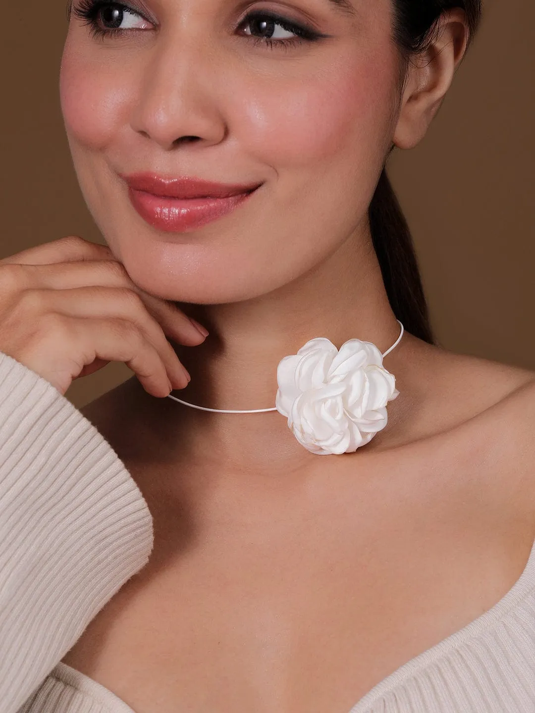 Rubans White Colored Floral Pendant Choker