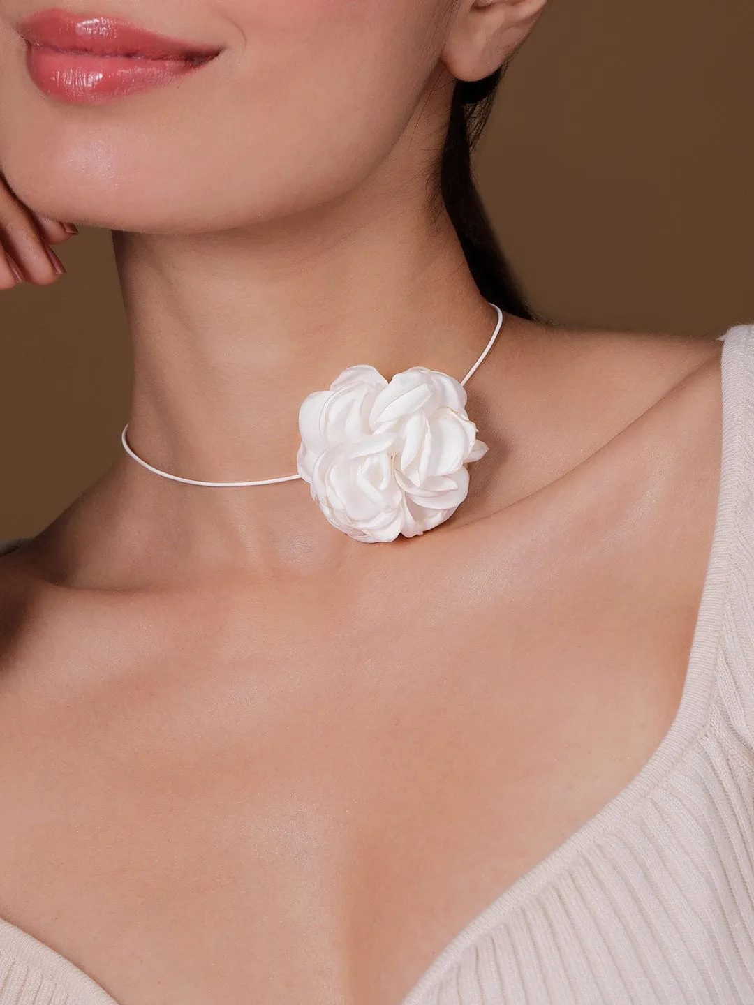 Rubans White Colored Floral Pendant Choker