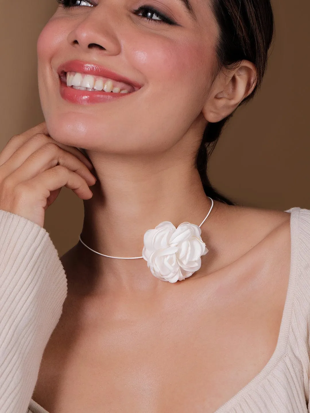 Rubans White Colored Floral Pendant Choker