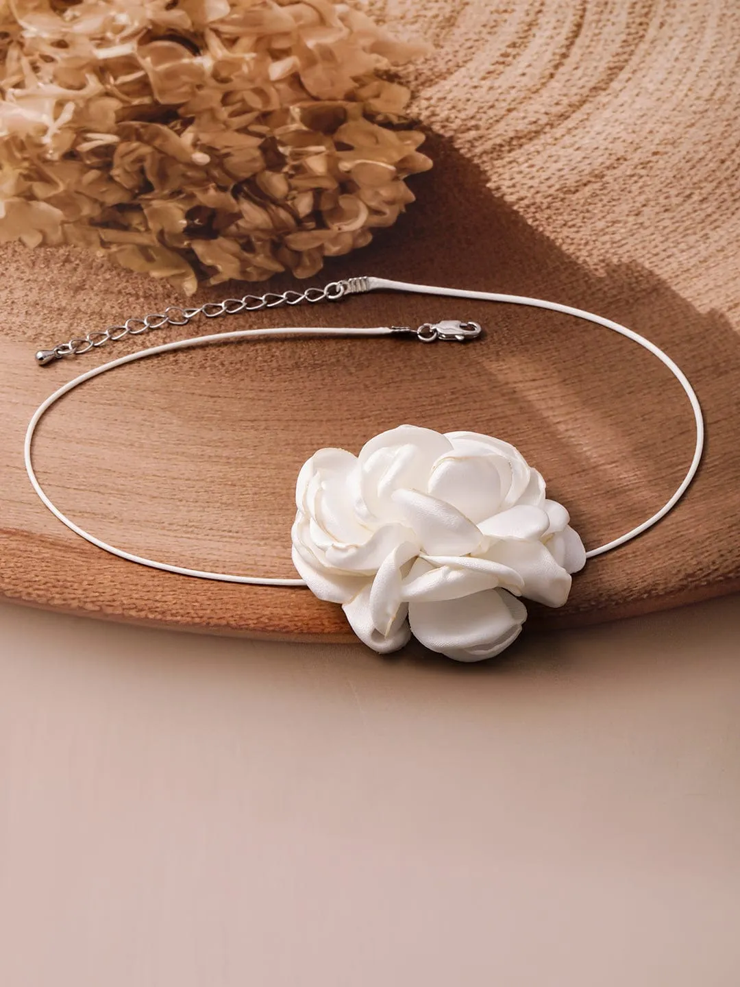 Rubans White Colored Floral Pendant Choker